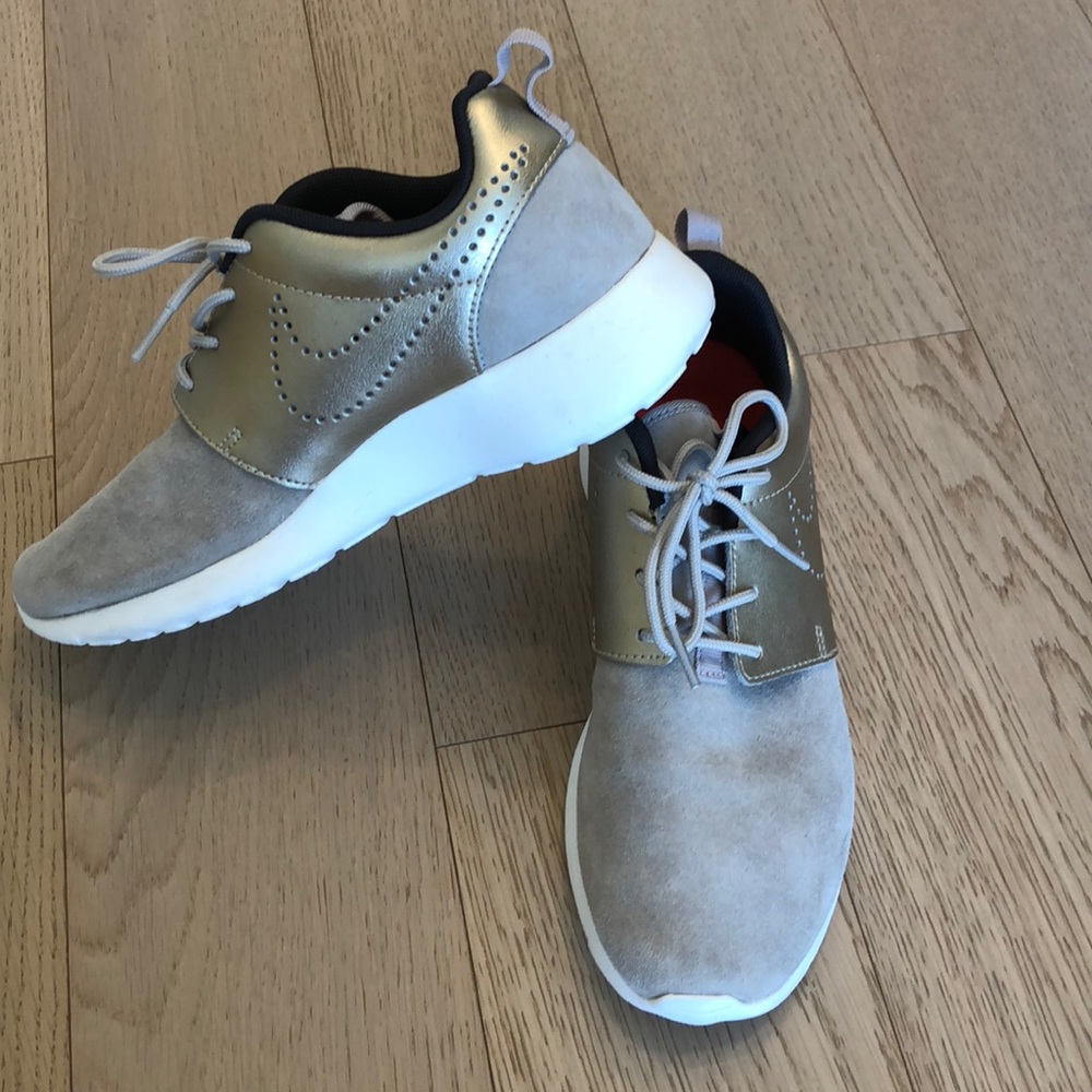 Nike Roshe Suede Women’s Shoes
